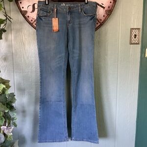 New Bullhead size 9 Long Laguna medium wash low rise bootcut jeans